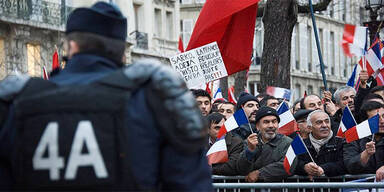 Demo vor der Nationalversammlung in Paris