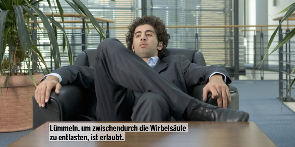 Gerade sitzen ist am gesündesten. Falsch –  langes, starres Sitzen kann dem Rücken schaden