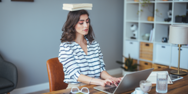 Gerade sitzen ist am ges&uuml;ndesten. Falsch &ndash;  langes, starres Sitzen kann dem R&uuml;cken schaden