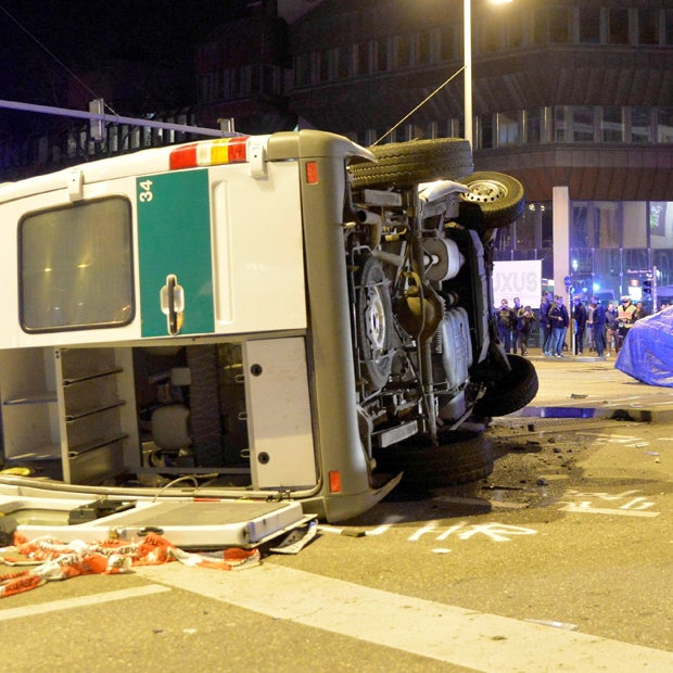 BMW-7-Erlkönig rammt Polizei-Bus