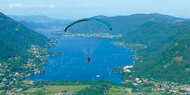 Paragleiter st&uuml;rzt mit zwei Kindern ab