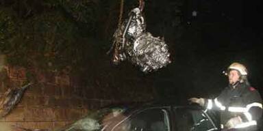 Motorteile flogen in Fluss, Tank ausgelaufen