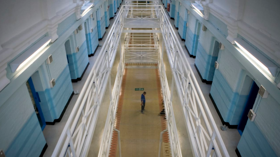 Das ist Beckers Knallhart-Alltag im Gefängnis