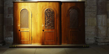 Beichtstuhl in Kirche angez&uuml;ndet: mit Weihwasser gel&ouml;scht