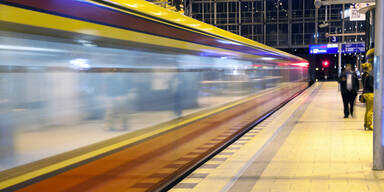 Schwarzfahrerin fl&uuml;chtet ohne ihr Baby