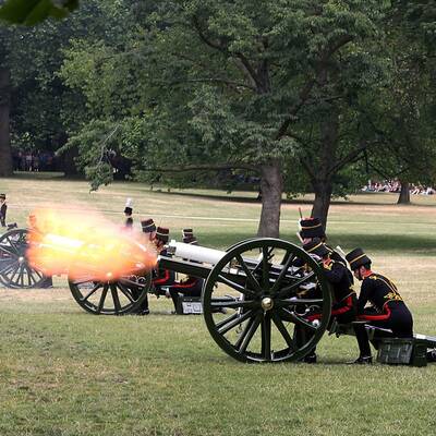 41 Salutschüsse zu Ehren des kleinen Prinzen