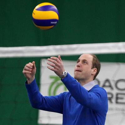 Prinz William spielt Volleyball