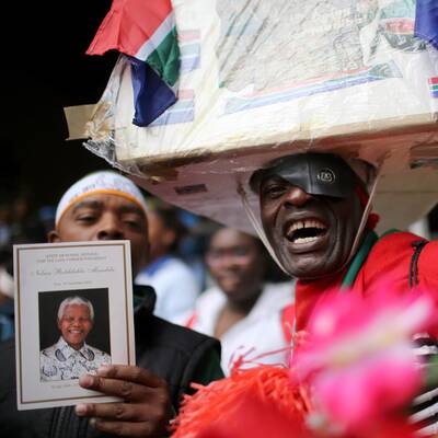 Tausende nehmen Abschied von Nelson Mandela