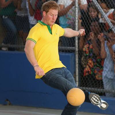 Prinz Harry spielt mit Waisenkindern in Brasilien Fußball