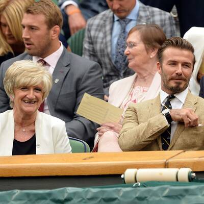 David Beckham führt Mama Sandra zu Tennismatch aus
