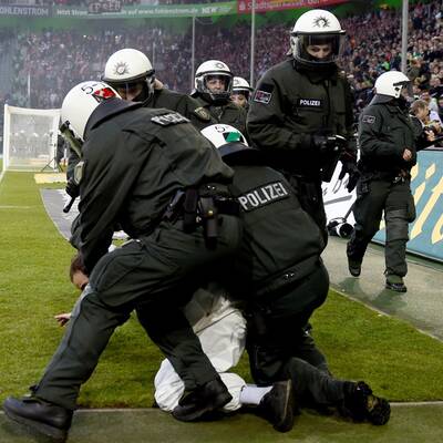 Die Bilder zum Platzsturm in Gladbach
