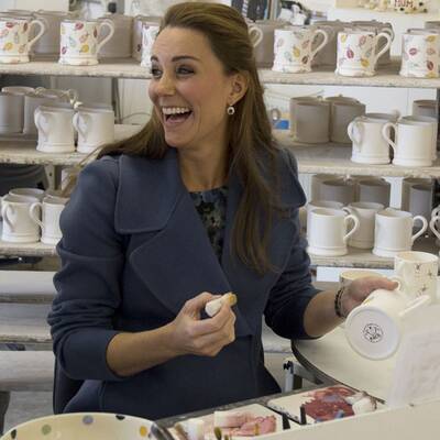 Herzogin Kate besucht Keramik-Fabrik
