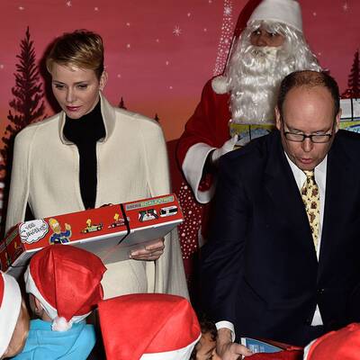 Albert & Charlène verteilen Geschenke