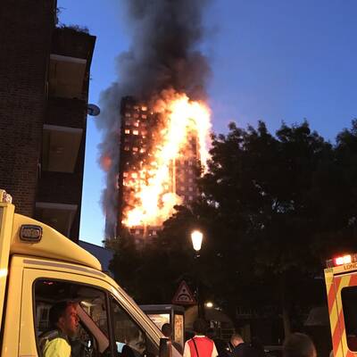 Großbrand in Hochhaus ++ Zahlreiche Verletzte ++
