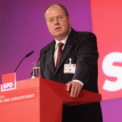 Peer Steinbrück fordert Angela Merkel heraus