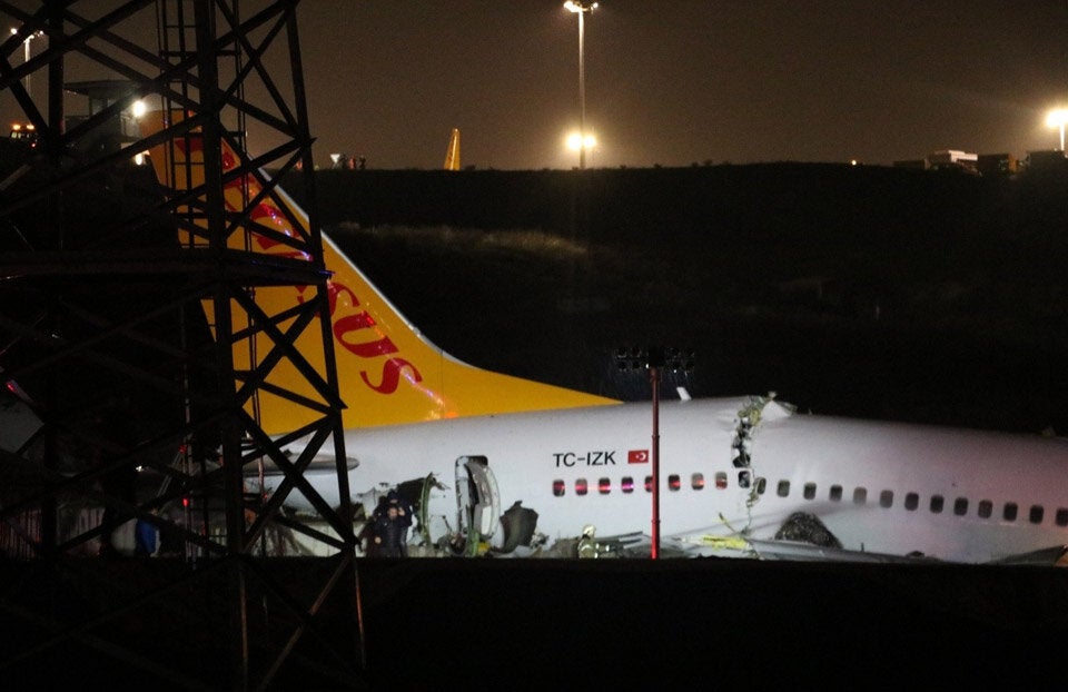 Flugzeug zerbricht bei Landung: 3 Tote, 179 Verletzte