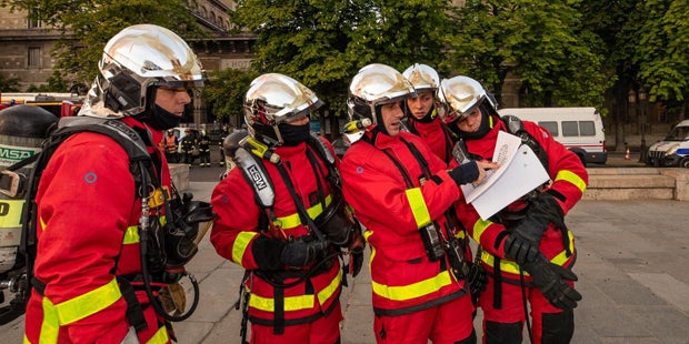 Die gefeierten Helden der Flammen-Hölle von Notre-Dame