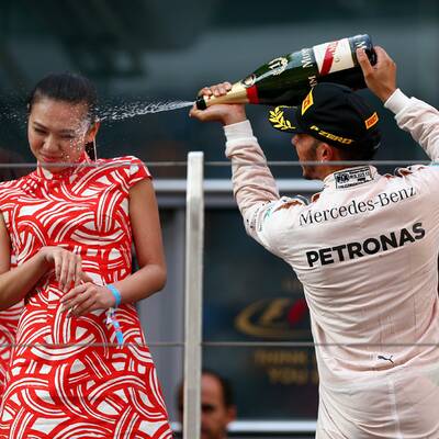 Hamilton: Ärger nach dieser Sektdusche