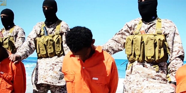 ISIS-Terroristen köpfen 30 Christen am Strand