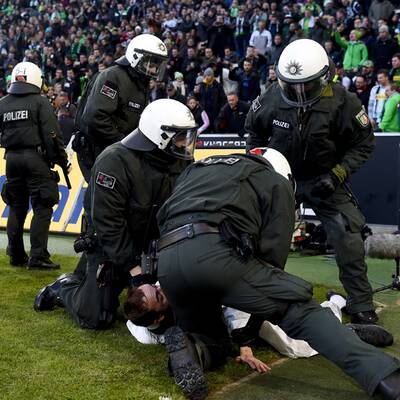 Die Bilder zum Platzsturm in Gladbach