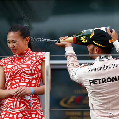 Hamilton: Ärger nach dieser Sektdusche