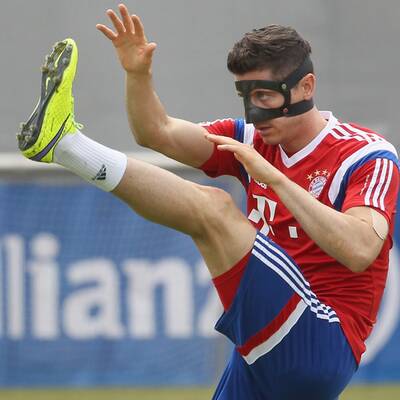 Hier trainiert Lewandowski mit Maske