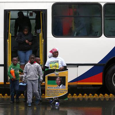 Tausende nehmen Abschied von Nelson Mandela