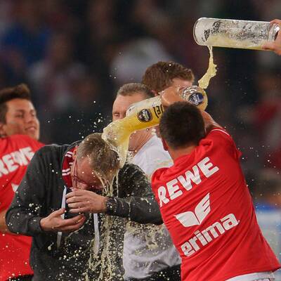 So wild feiert Stöger-Klub Köln den Aufstieg