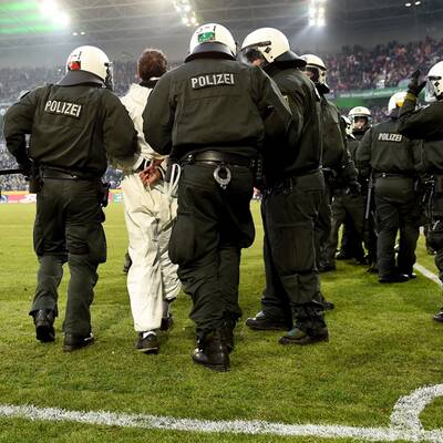 Die Bilder zum Platzsturm in Gladbach