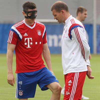 Hier trainiert Lewandowski mit Maske