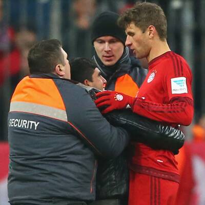 Flitzer klammert sich an Müller fest