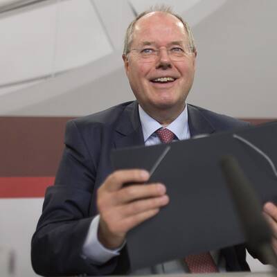 Peer Steinbrück fordert Angela Merkel heraus