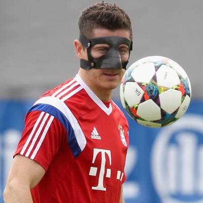 Hier trainiert Lewandowski mit Maske