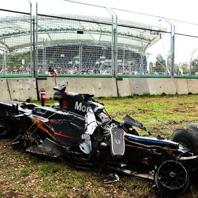 Die Bilder zum Alonso-Crash in Australien