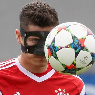 Hier trainiert Lewandowski mit Maske