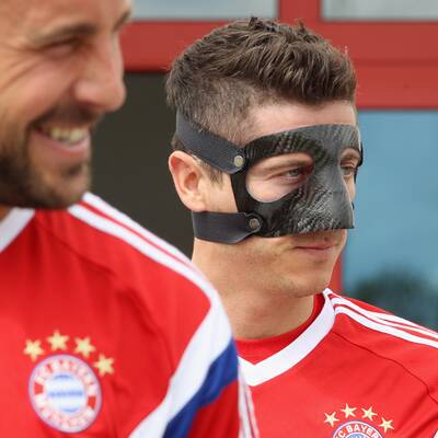 Hier trainiert Lewandowski mit Maske