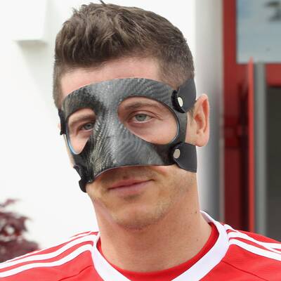 Hier trainiert Lewandowski mit Maske