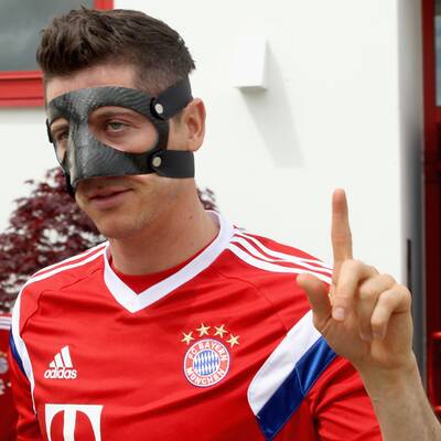 Hier trainiert Lewandowski mit Maske