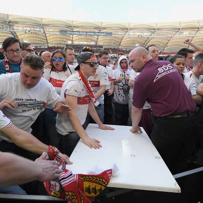 Die Bilder zum Platzsturm der VfB-Fans