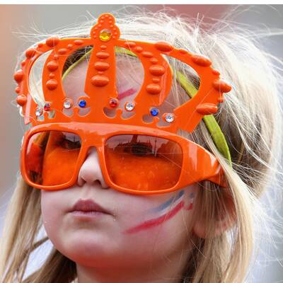 Ganz Amsterdam ist Orange und wartet auf König Willem-Alexander und Königin Maxima.