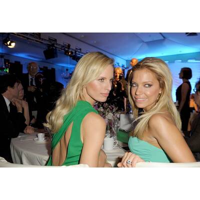 Schöne Roben, lange Beine, runde Bäuche...