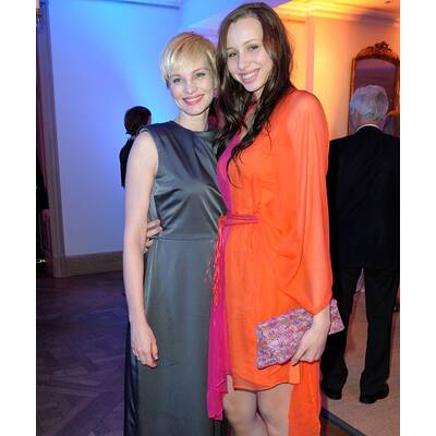 Schöne Roben, lange Beine, runde Bäuche...