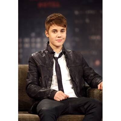 Zwei Charme-Bolzen auf einer Couch