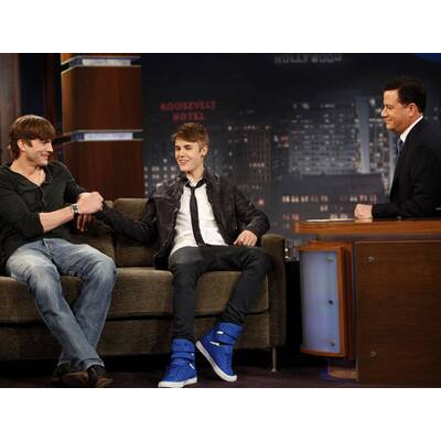 Zwei Charme-Bolzen auf einer Couch