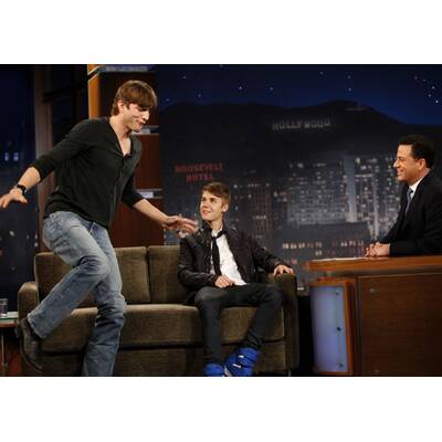 Zwei Charme-Bolzen auf einer Couch