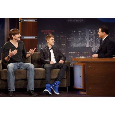 Zwei Charme-Bolzen auf einer Couch