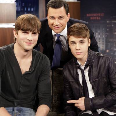 Zwei Charme-Bolzen auf einer Couch