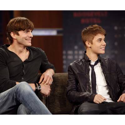 Zwei Charme-Bolzen auf einer Couch