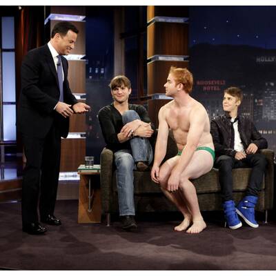 Zwei Charme-Bolzen auf einer Couch