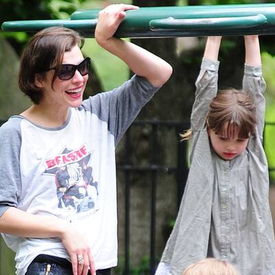 Milla Jovovich mit Tochter Ever Gabo im Park